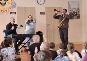 Muzyk prezentuje różne dźwięki na instrumencie.