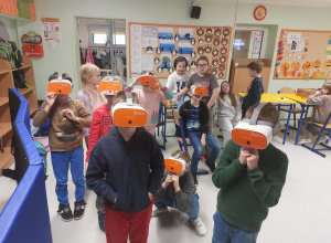 Uczniowie korzystający z Gogli VR