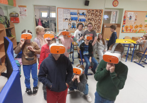 Uczniowie korzystający z Gogli VR