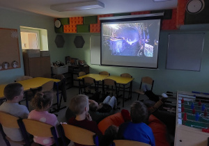 Uczniowie oglądają prezentację dotyczącą zawodu górnika.