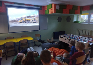 Uczniowie oglądają prezentację dotyczącą zawodu górnika.