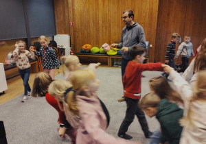 Warsztaty muzyczne w Żelazowej Woli - dzieci tańczą poloneza.