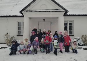 Uczniowie przed dworkiem w Żelazowej Woli - w miejscu narodzin Chopina.