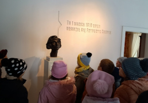 Uczniowie w miejscu narodzin Chopina - lekcja muzealna.