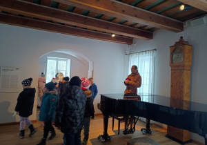 Uczniowie w miejscu narodzin Chopina - lekcja muzealna.