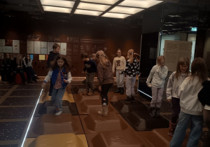 Uczniowie w muzeum E. Wedla.