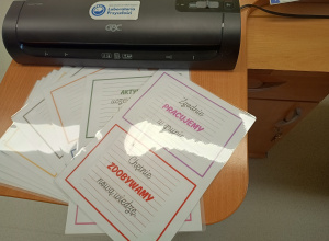 Zasady klasy 2b w trakcie laminowania.