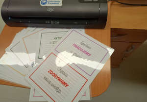 Zasady klasy 2b w trakcie laminowania.