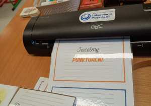 Zasady klasy 2b w trakcie laminowania.