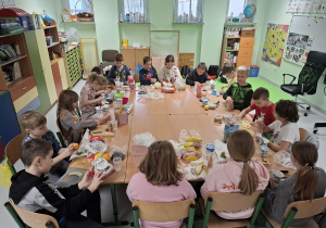 Klasa 3a podczas przygotowywania jogurtów z owocami.
