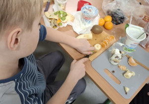 Uczeń podczas przygotowywania jogurtu.