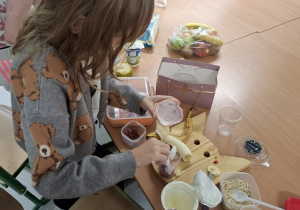 Uczennica podczas przygotowywania jogurtu.