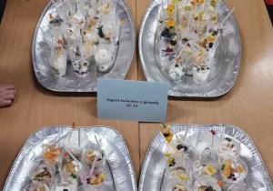 Jogurty z owocami, miodem i granolą.