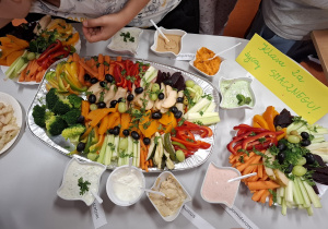 Warzywa i owoce z lekkimi dipami.