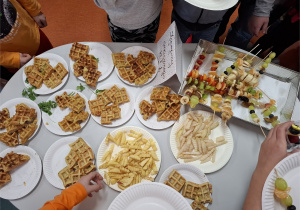 Gofry warzywne i szaszłyki owocowe.