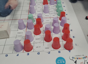 Uczniowie utrwalają zasady ortograficzne przy pomocy maty do kodowania.