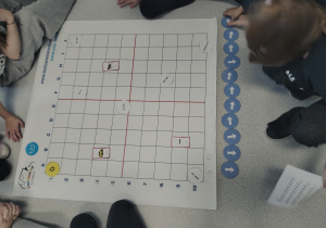 Uczniowie utrwalają zasady ortograficzne przy pomocy maty do kodowania.