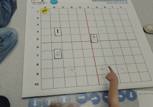 Uczniowie utrwalają zasady ortograficzne przy pomocy maty do kodowania.