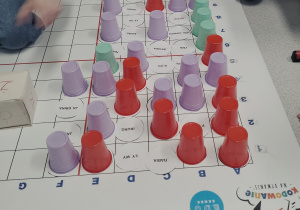 Uczniowie utrwalają zasady ortograficzne przy pomocy maty do kodowania.