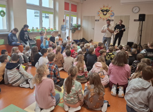 Uczniowie i muzycy podczas koncertu.