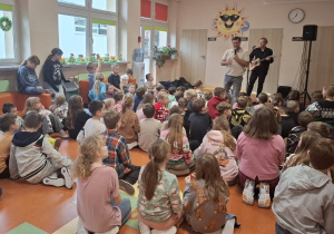 Uczniowie i muzycy podczas koncertu.