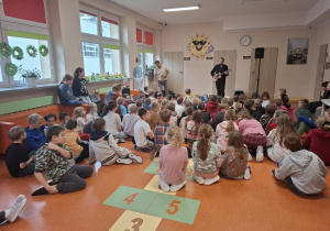 Uczniowie i muzycy podczas koncertu.