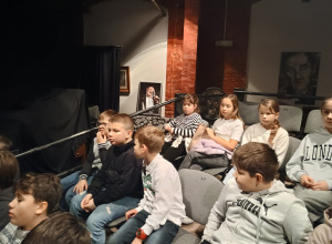 Uczniowie w teatrze.