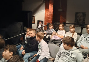Uczniowie w teatrze.