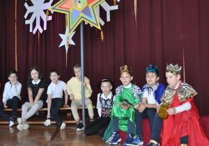 Uczniowie podczas jasełek.