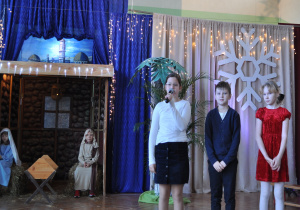 Narratorzy witają gości.