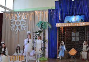 Aniołki podczas jasełek.