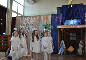 Aniołki podczas jasełek.