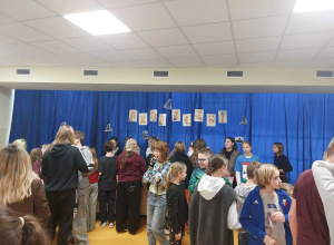 Uczniowie na andrzejkach.