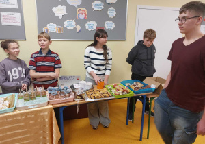 Sprzedaż ciast przez uczniów.