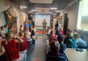 UcznioUczniowie w muzeum podczas poznawania tradycji bożonarodzeniowych.wie w muzeum.