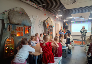 Uczniowie w muzeum podczas poznawania tradycji bożonarodzeniowych.