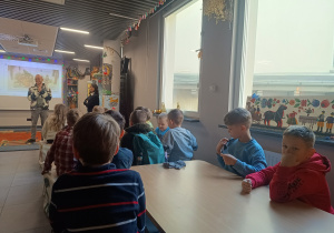 Uczniowie w muzeum podczas poznawania tradycji bożonarodzeniowych.