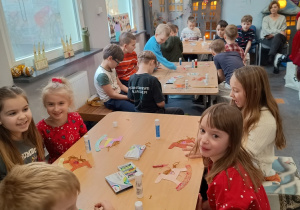 Uczniowie w trakcie wykonywania koników na biegunach.