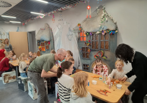 Uczniowie w trakcie wykonywania koników na biegunach.