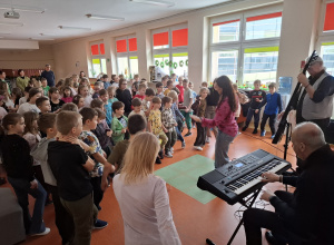 Uczniowie tańczą w rytm karnawałowej muzyki.