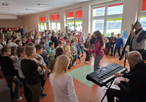 Uczniowie tańczą w rytm karnawałowej muzyki.