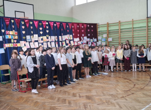 Uczniowie klas 3 i 2 podczas występu.