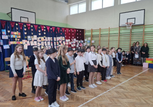 Uczniowie klas 3 podczas występu.