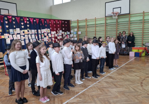 Uczniowie klas 3 podczas występu.