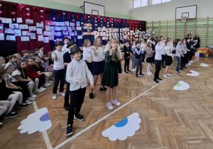 Uczniowie klas 3 podczas występu.