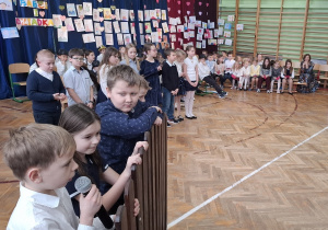 Uczniowie klasy 2b podczas występu.