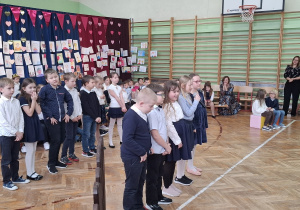 Uczniowie klasy 2b podczas występu.