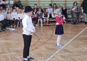 Uczniowie klasy 1 podczas występu.