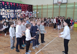 Uczniowie klasy 1 podczas występu.