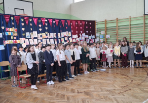 Uczniowie klas 3 i 2 podczas występu.